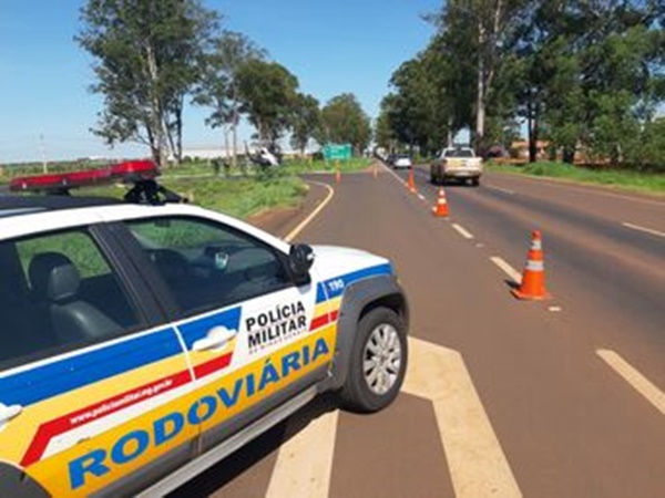 ARMA É APREENDIDA COM MOTORISTA ABORDADO NA RODOVIA BR 364