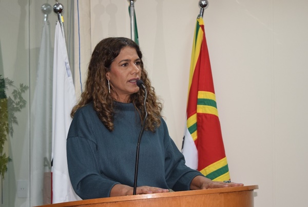 VEREADORA GISLENE SILVA PEDE INFORMAÇÕES SOBRE MÉDICOS QUE PRESTAM SERVIÇO À PREFEITURA 