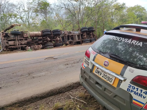 MOTORISTA SENTE SONO E CAMINHÃO COM MINÉRIO DE FERRO TOMBA NA MGC-497, EM ITURAMA