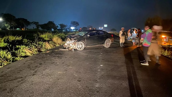 BATIDA ENTRE DOIS CARROS DEIXA SEIS PESSOAS FERIDAS NA MGC-497, ENTRE UBERLÂNDIA E PRATA