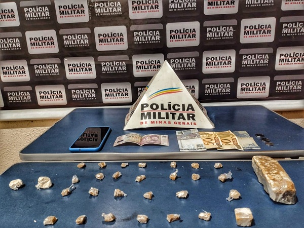 GRANDE QUANTIDADE DE CRACK É APREENDIDA PELA POLÍCIA MILITAR NO BAIRRO PRINCESA ISABEL. O ENTORPECENTE FOI ENCONTRADO COM UM HOMEM PRESO EM FLAGRANTE ACUSADO DE TRÁFICO DE DROGAS