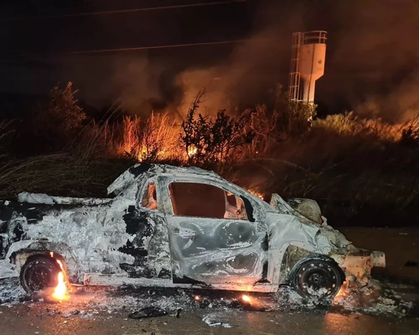 CORPO DE HOMEM QUE SE AFOGOU EM COROMANDEL É LOCALIZADO; CARRO FUNERÁRIO BATE EM CAVALO E PEGA FOGO DURANTE O TRANSLADO