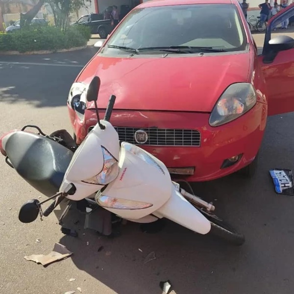 JOVEM FRATURA A PERNA EM BATIDA ENTRE CARRO E MOTONETA EM FRUTAL