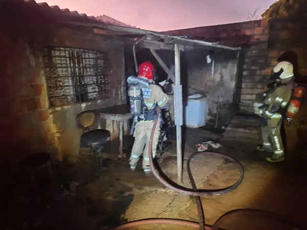 MULHER TEM CASA INCENDIADA EM UBERLÂNDIA; SUSPEITO DE COLOCAR FOGO É EX DA VÍTIMA