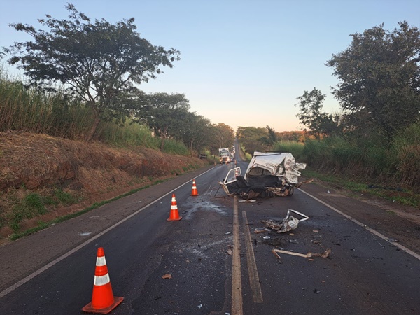 MOTORISTA DE FURGÃO MORRE APÓS BATIDA COM CAMINHÃO NA BR-262, EM UBERABA