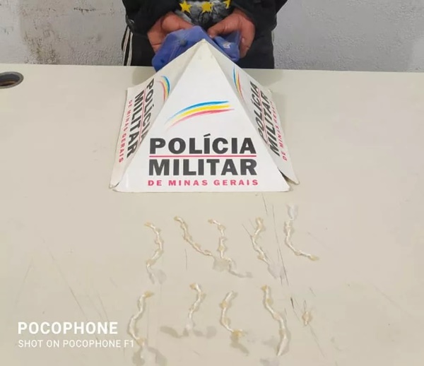 HOMEM É FLAGRADO COM 40 PEDRAS DE CRACK NA BOCA EM UBERABA