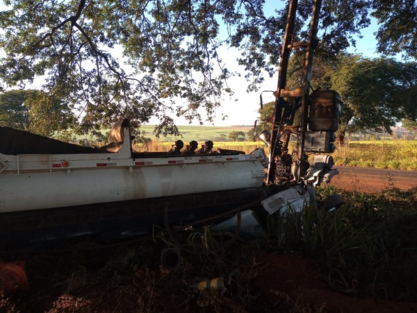 CARRETA CARREGADA COM COMBUSTÍVEIS CAPOTA NA RODOVIA ENTRE FRUTAL E PIRAJUBA