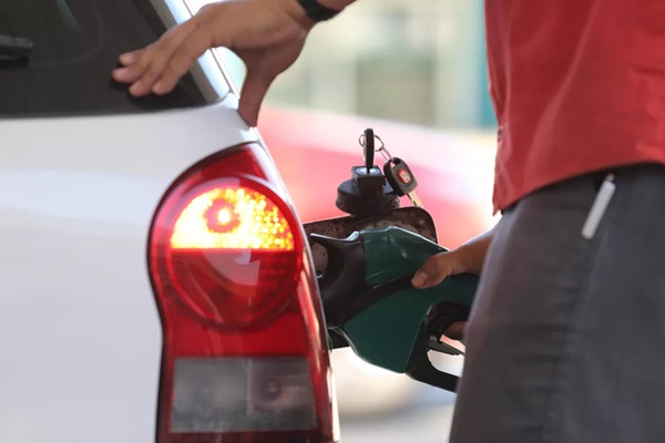 PETROBRAS REDUZ PREÇO DA GASOLINA PELA PRIMEIRA VEZ NO ANO A PARTIR DE QUARTA-FEIRA