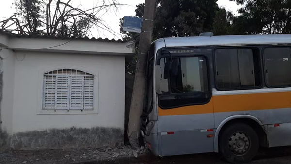 ÔNIBUS COM CHAVE NA IGNIÇÃO BATE CONTRA POSTE EM UBERLÂNDIA; SUSPEITA É QUE DOIS MENINOS TENHAM CAUSADO O ACIDENTE