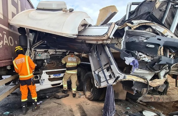 MOTORISTA DE CARRETA É SOCORRIDO EM ESTADO GRAVE APÓS BATER EM VEÍCULO DA EQUIPE DE MANUTENÇÃO DA BR-050 EM UBERABA