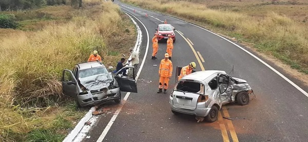 ADOLESCENTE DE 13 ANOS PERDE CONTROLE DE CARRO E CAUSA ACIDENTE NA MG-233 EM TUPACIGUARA