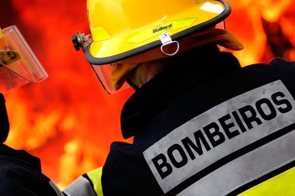 BOMBEIROS APAGAM INCÊNDIO EM RESIDÊNCIA NO BAIRRO PROGRESSO EM FRUTAL