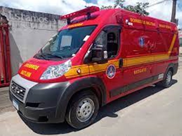 JOVEM SOFRE FERIMENTOS LEVES AO BATER BICICLETA CONTRA CARRO NA AVENIDA EUVALDO LODI