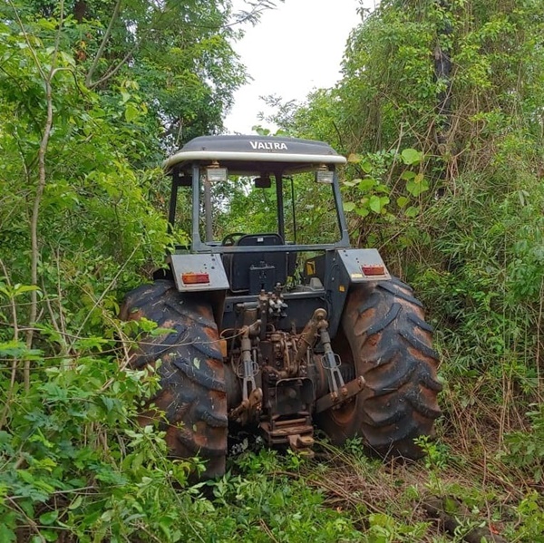 ASSALTANTES MANTÉM VÍTIMAS REFÉNS PARA ROUBAR TRATORES EM FAZENDA