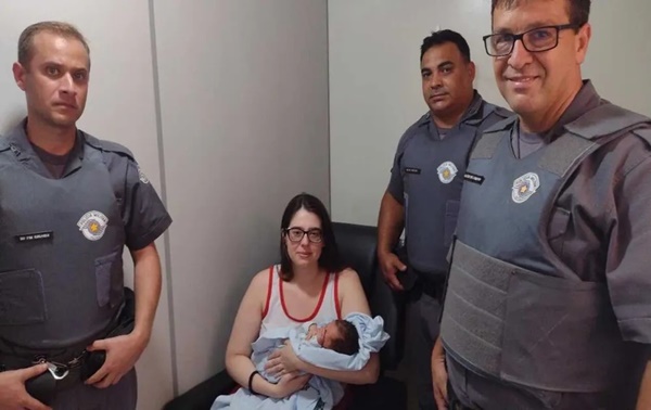 BEBÊ ENGASGADA É SALVA POR POLICIAIS EM NOVA GRANADA