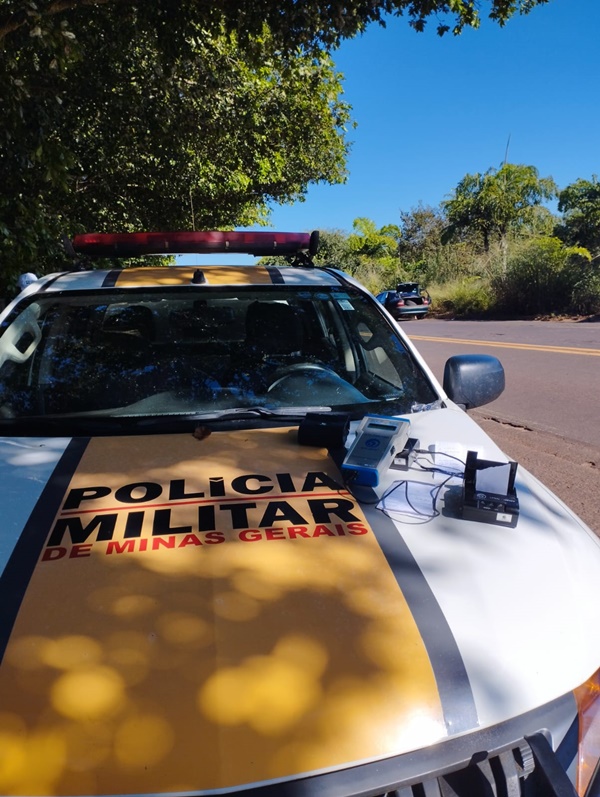 HOMEM É PRESO SUSPEITO DE CONDUZIR VEÍCULO COM SINAIS DE EMBRIAGUEZ NA RODOVIA MG 255