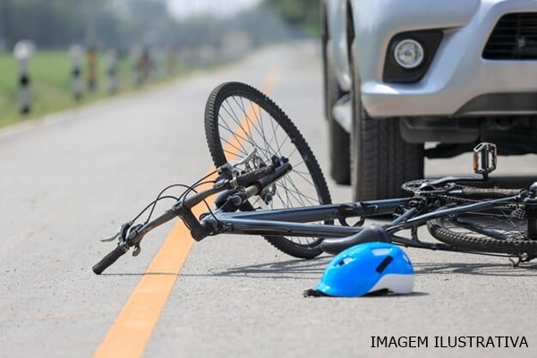 POLÍCIA MILITAR REGISTRA ACIDENTE ENTRE BICICLETA E AUTOMÓVEL NO CENTRO