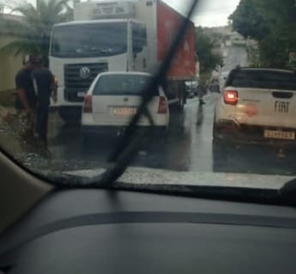 HOMEM PERDE CONTROLE DE CARRO E BATE O VEÍCULO DE FRENTE COM CAMINHÃO NA RUA NOVA PONTE