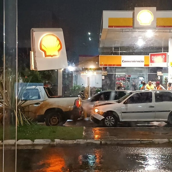 AUTOMÓVEL BATE NA TRASEIRA DE PICK-UP NO CRUZAMENTO DAS AVENIDAS BRASÍLIA E EUVALDO LODI