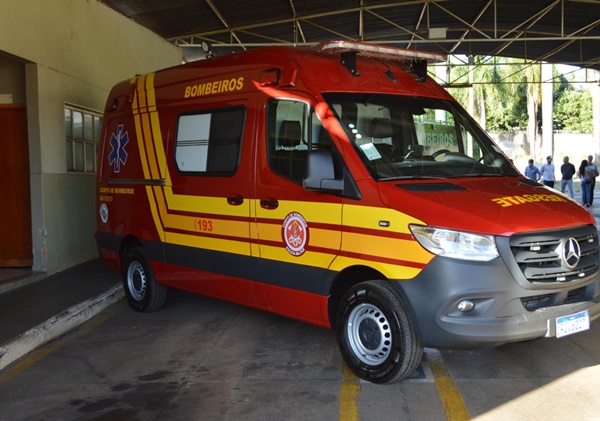 CARRO BATE EM MOTO NO CENTRO E DEIXA MOTOCICLISTA FERIDO