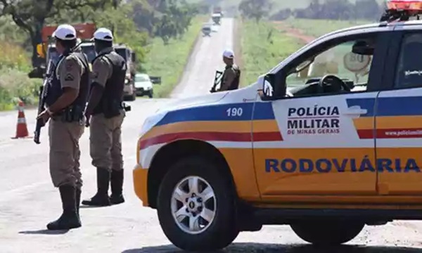 CAMINHÃO CARREGADO COM CARNE TOMBA EM RODOVIA DE PLANURA