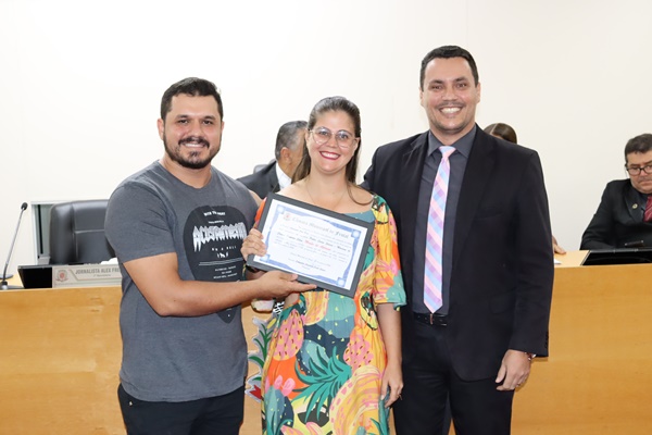 CÂMARA PRESTA HOMENAGEM A EMPRESÁRIOS PELA INAUGURAÇÃO DE RESTAURANTE EM FRUTAL 