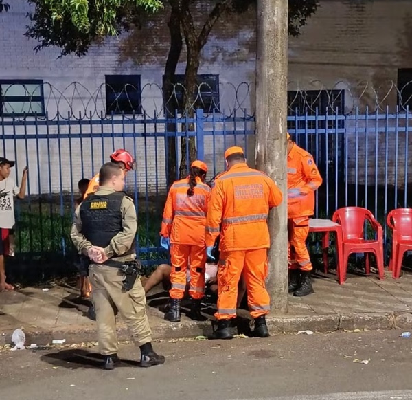 MULHER É AGREDIDA A PAULADAS PELO EX-MARIDO EM BAR E AMIGAS ACABAM ESFAQUEADAS AO TENTAR AJUDÁ-LA EM UBERABA