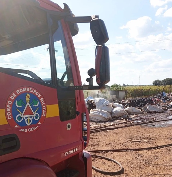 FOGO ATINGE DEPÓSITO DE MATERIAIS RECICLÁVEIS NA BR-364