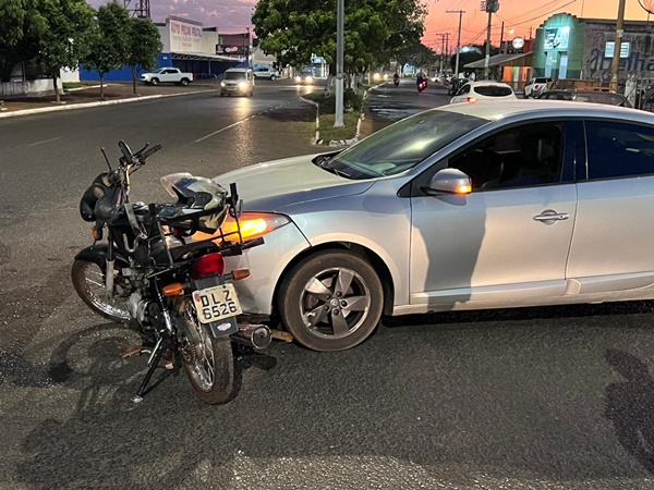 CARRO E MOTO BATEM NA AVENIDA JK