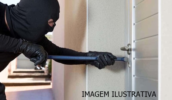 LADRÃO INVADE CASA E FURTA DINHEIRO E CAIXA DE SOM