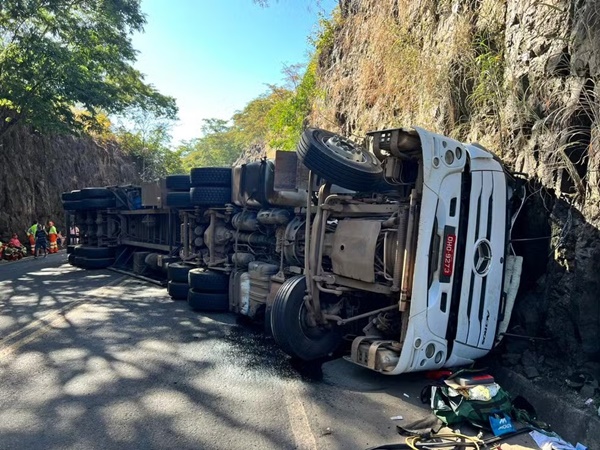 DOIS MORREM E UM FICA EM ESTADO GRAVE APÓS CAMINHÃO TOMBAR E ATINGIR CARRO EM RODOVIA DE MG