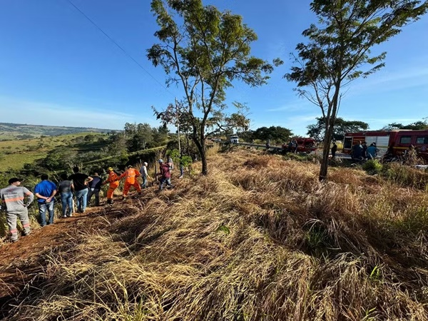 ÔNIBUS CAI 100M EM RIBANCEIRA E SÓ PARA AO BATER EM ÁRVORES EM MG; UM MORREU E 12 FICARAM FERIDOS