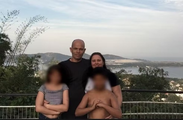 ADOLESCENTE QUE ASSASSINOU FAMÍLIA DIZ À POLÍCIA QUE GOSTAVA DA IRMÃ E SÓ A MATOU PARA CONSEGUIR MATAR A MÃE