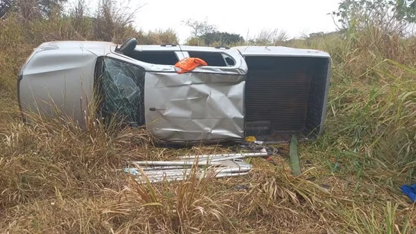 CAMINHONETE CAI DE RIBANCEIRA AO FAZER DESVIO NA MGC-455 E MOTORISTA SAI ILESO