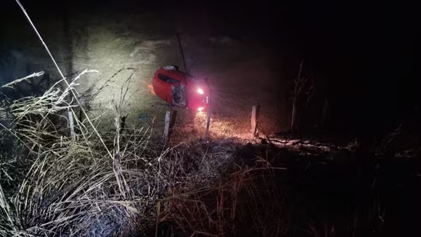 MOTORISTA CAI DE RIBANCEIRA DE 10M APÓS COCHILAR AO VOLANTE EM RODOVIA DE MG