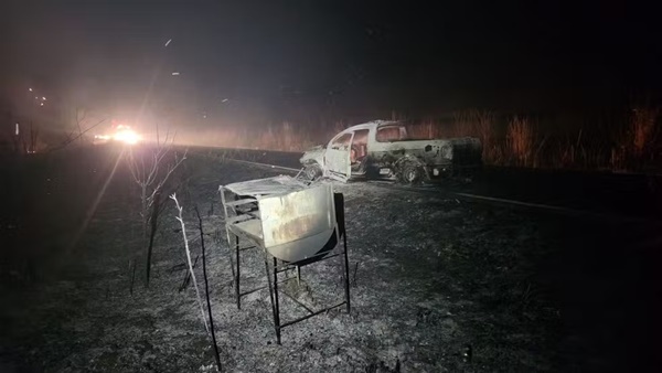 CARRO FICA DESTRUÍDO APÓS PEGAR FOGO NA MGC-497; CHURRASQUEIRA FOI ENCONTRADA PERTO DO VEÍCULO