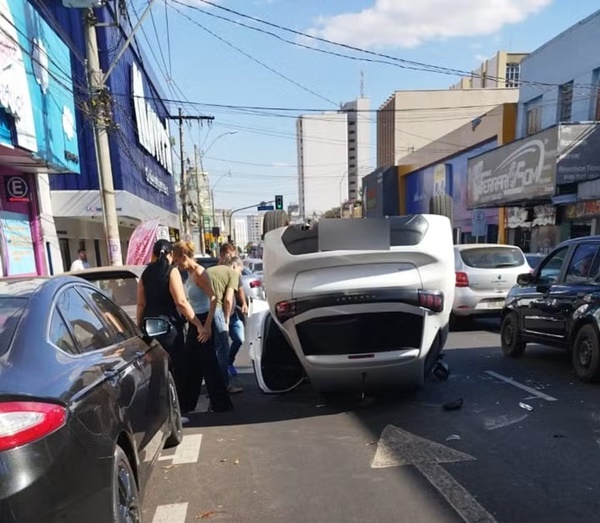 CARRO CAPOTA E FICA COM AS RODAS PARA CIMA AO SE ENVOLVER COM OUTROS CINCO VEÍCULOS EM UBERLÂNDIA