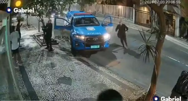 'COMO QUE VAI APONTAR ARMAS PARA A CABEÇA DE MENINOS DE 13 ANOS?', DIZ EMBAIXATRIZ MÃE DE JOVEM NEGRO ABORDADO POR PMS EM IPANEMA