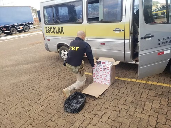 MOTORISTA É PRESO COM 30 MIL MAÇOS DE CIGARROS CONTRABANDEADOS DENTRO DE VAN ESCOLAR NA BR-365, EM UBERLÂNDIA