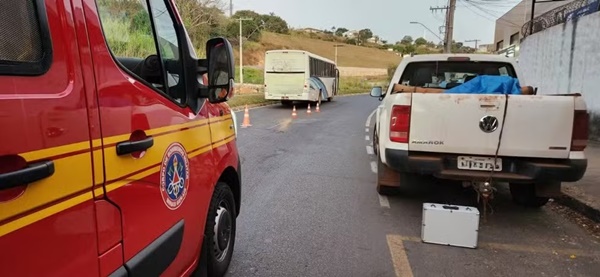 CICLISTA É ATINGIDO POR PORTA DE CAMINHONETE E ARREMESSADO DEBAIXO DE ÔNIBUS EM MG