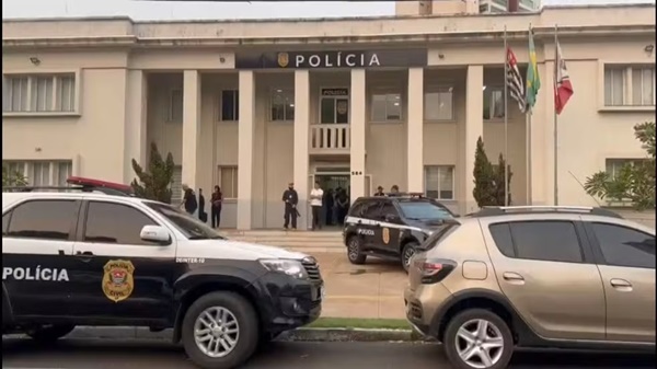 HOMENS SÃO BALEADOS E CRIANÇA FICA FERIDA APÓS ESTILHAÇO ATINGIR O PÉ DELA EM ARAÇATUBA