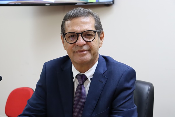 VEREADOR JARBINHAS SOLICITA SUBSTITUIÇÃO E MANUTENÇÃO DE PLACAS DE TRÂNSITO EM FRUTAL PARA GARANTIR SEGURANÇA E ORGANIZAÇÃO 