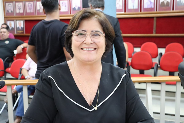 MAÍZA SOLICITA ÔNIBUS ESCOLAR PARA A APAE DE FRUTAL A DEPUTADO E SENADOR 
