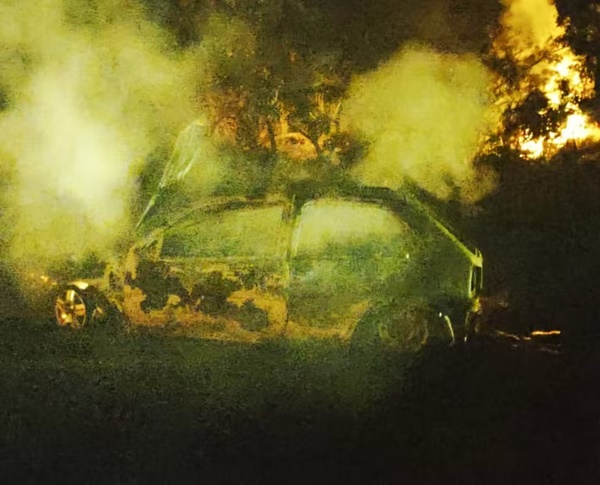 CARRO PEGA FOGO APÓS SER ATINGIDO POR OUTRO E CONDUTOR QUE CAUSOU ACIDENTE FOGE NA MG-223, EM ARAGUARI