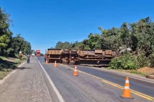 CAMINHÃO BOIADEIRO TOMBA NA BR-153 E DEIXA DOIS FERIDOS EM FRUTAL