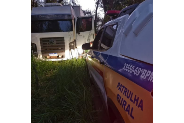 CAMINHÃO ROUBADO É LOCALIZADO PELA PM EM MATA FECHADA NA ZONA RURAL DE CONCEIÇÃO DAS ALAGOAS