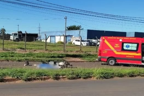 MOTOCICLISTA MORRE APÓS COLIDIR NA TRASEIRA DE CAMINHÃO EM UBERLÂNDIA