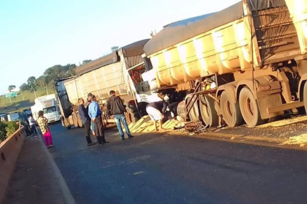 MOTORISTA MORRE PRESO ÀS FERRAGENS EM GRAVE ACIDENTE ENTRE CAMINHÕES NA PONTE CIRO DE ALMEIDA