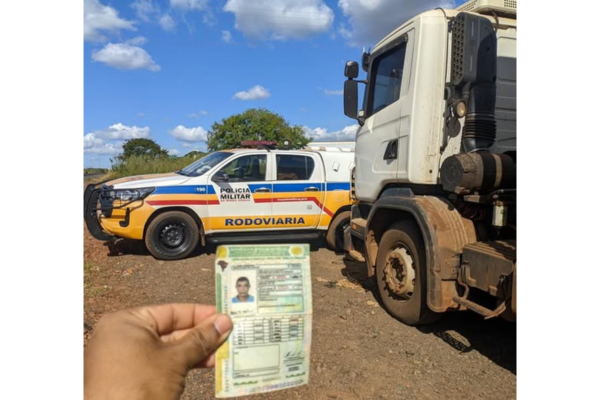 POLÍCIA RODOVIÁRIA PRENDE MOTORISTA COM CNH FALSA NA MG-255 EM ITAPAGIPE