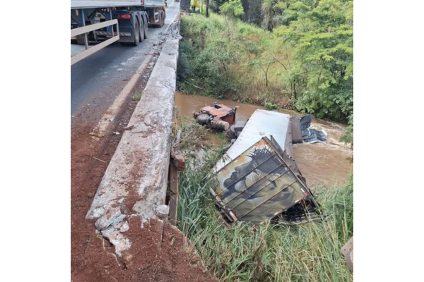 CARRETA CAI EM RIO APÓS COLISÃO NA BR-153 EM PRATA (MG); MOTORISTAS SAEM ILESOS